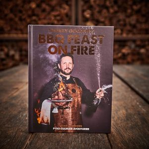 Smokey Goodness – BBQ feast on fire, gesigneerd